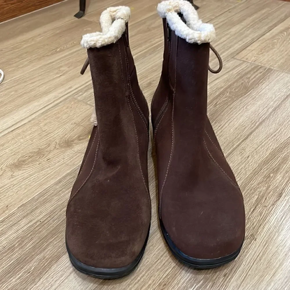CLARKS BENDABLES brown leather boots
